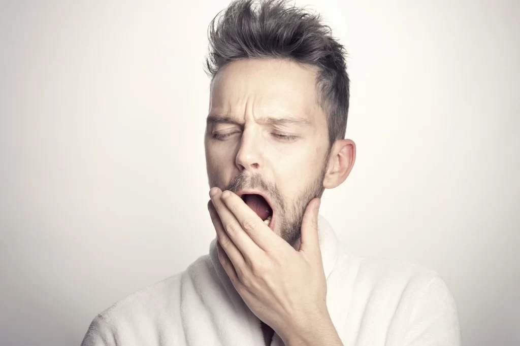 homme fainéant qui baille