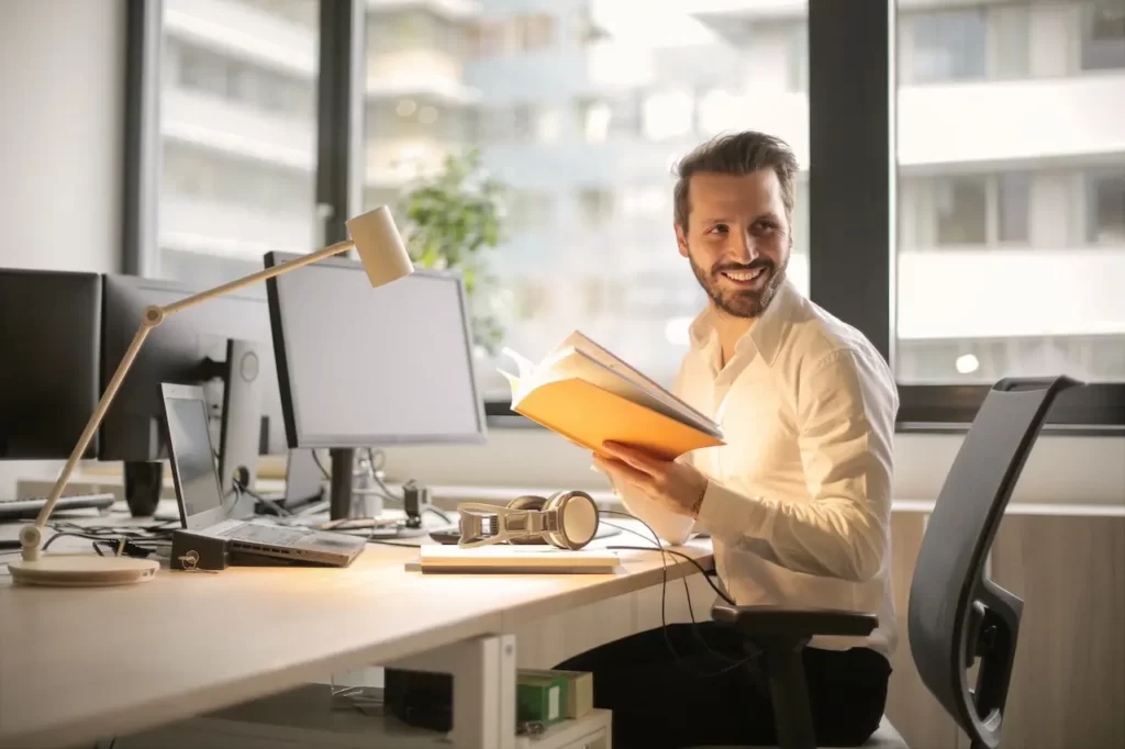 Professionnel heureux et rassuré