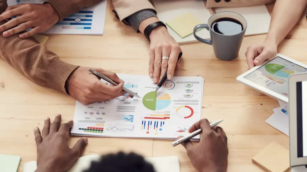 groupe de personne qui élabore un stratégie d'entreprise