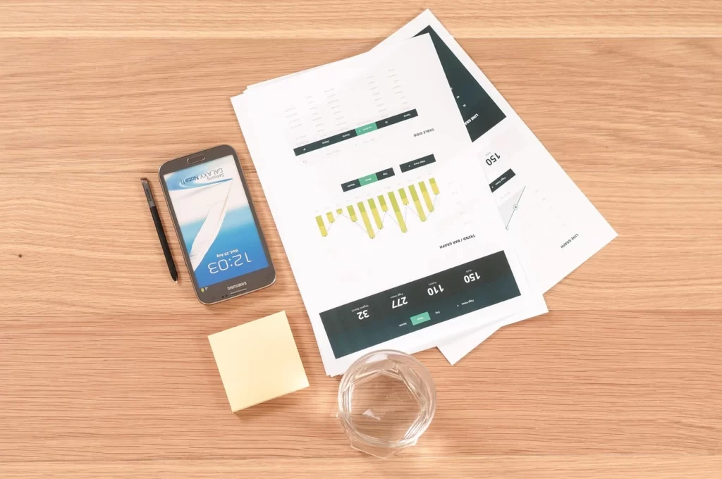 stats et téléphone sur une table