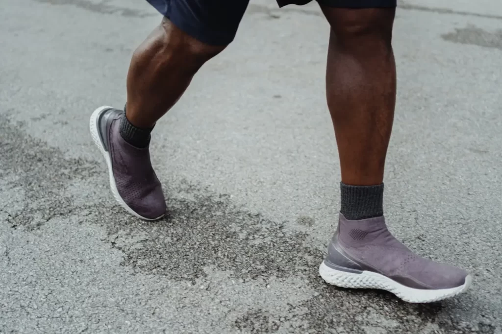 Pieds d'un homme qui marche