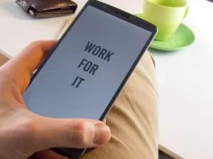 un téléphone avec marqué Work for it dessus