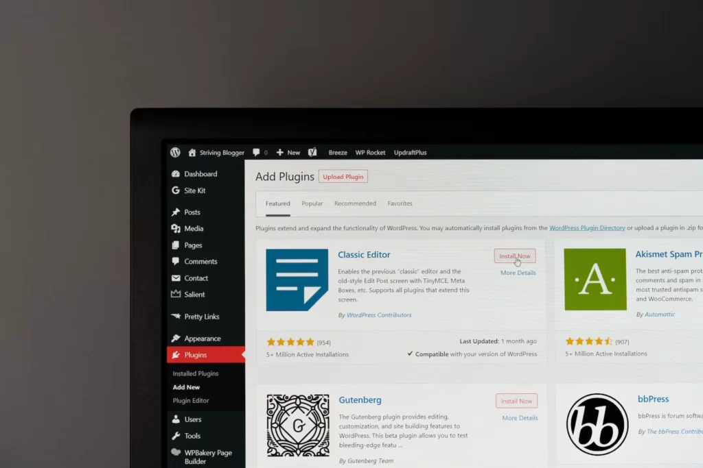 un pc avec le back office de wordpress ouvert