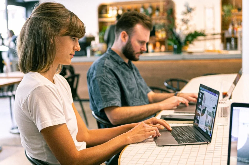 un homme et une femme qui travaillent dans un open space