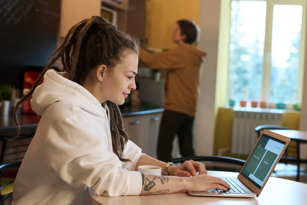 une freelance qui travaille de chez elle